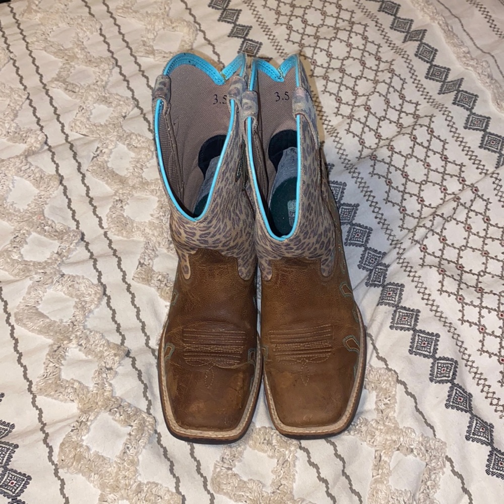Ariat size 3.5 leopard and teal crosses print!!